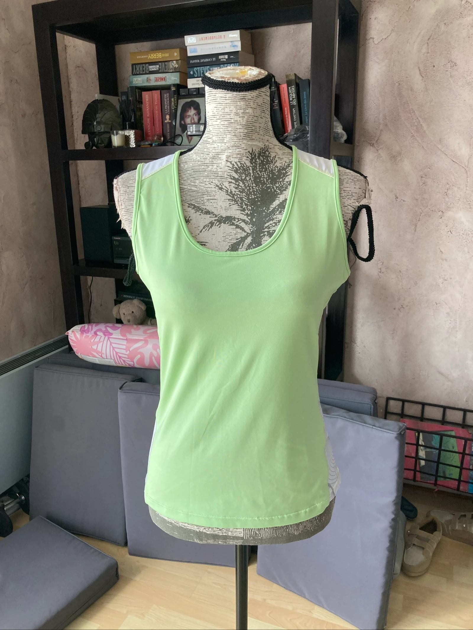 Très beau débardeur de sport taille L